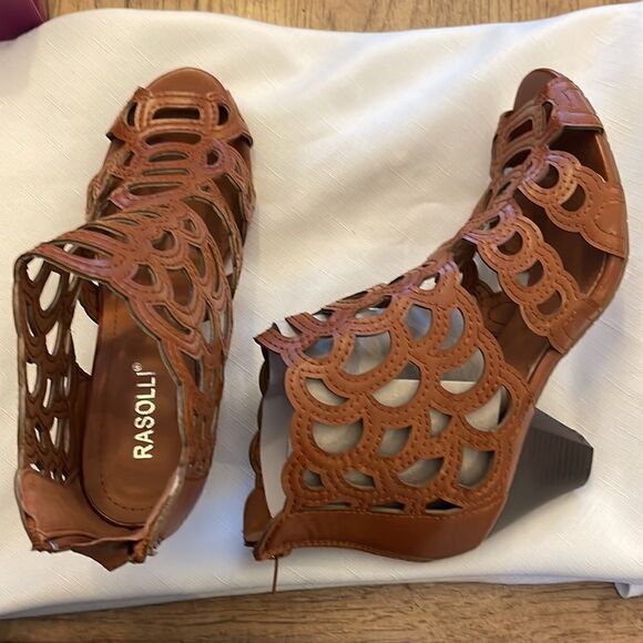 RASOLLI BROWN CUTOUT SHOOTIES. NEW IN BOX. - Picture 2 of 8